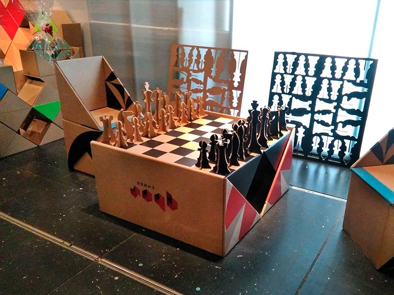 ajedrez-mesa-carton-sillas