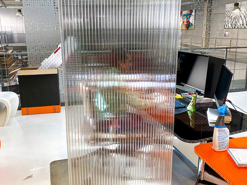 Paredes divisoras en policarbonato celular transparente para pasillos —  Maplasa