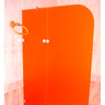 mampara-de-metacrilato-naranja-fijo-mas-puerta