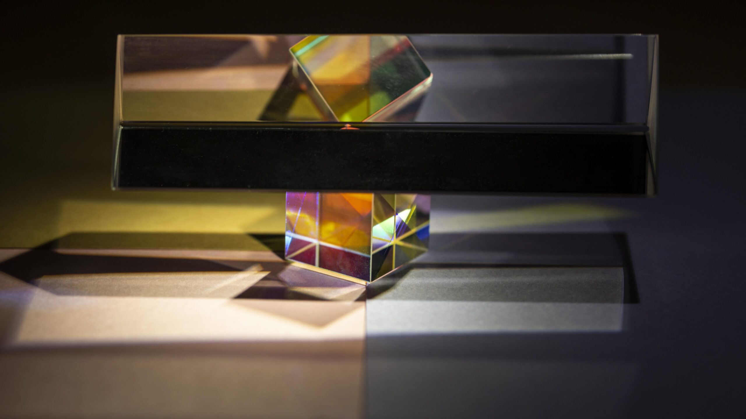 experimento-de-vista-frontal-de-prismas-y-luces